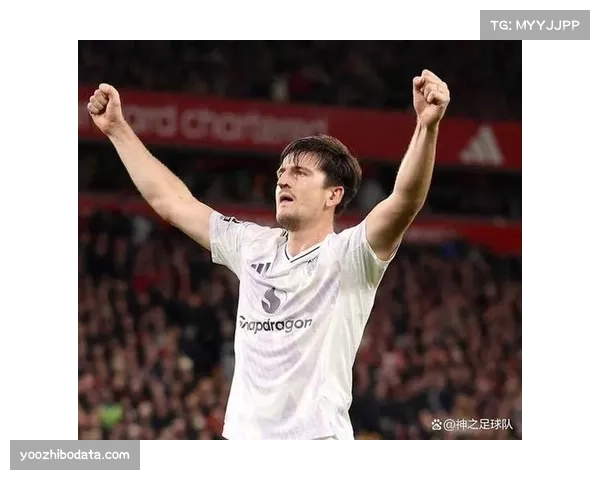 特写：终场哨响，提前降级的球队队长独自向客队看台致意